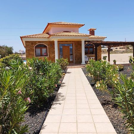 Villa Casa Del Sol: Spacious 3-Bedroom with Private Solar-Heated Pool Triquivijate Exterior photo
