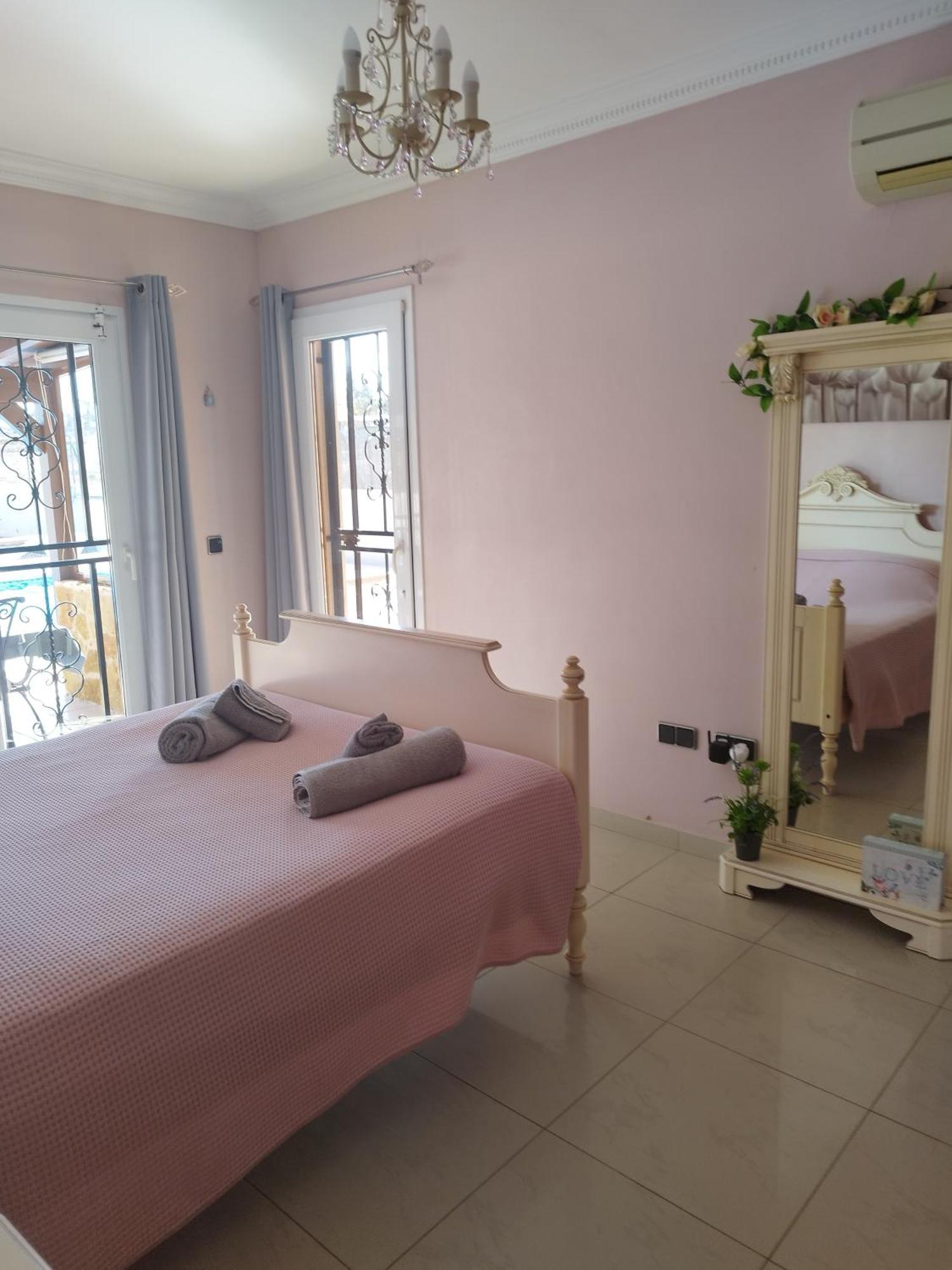 Villa Casa Del Sol: Spacious 3-Bedroom with Private Solar-Heated Pool Triquivijate Exterior photo