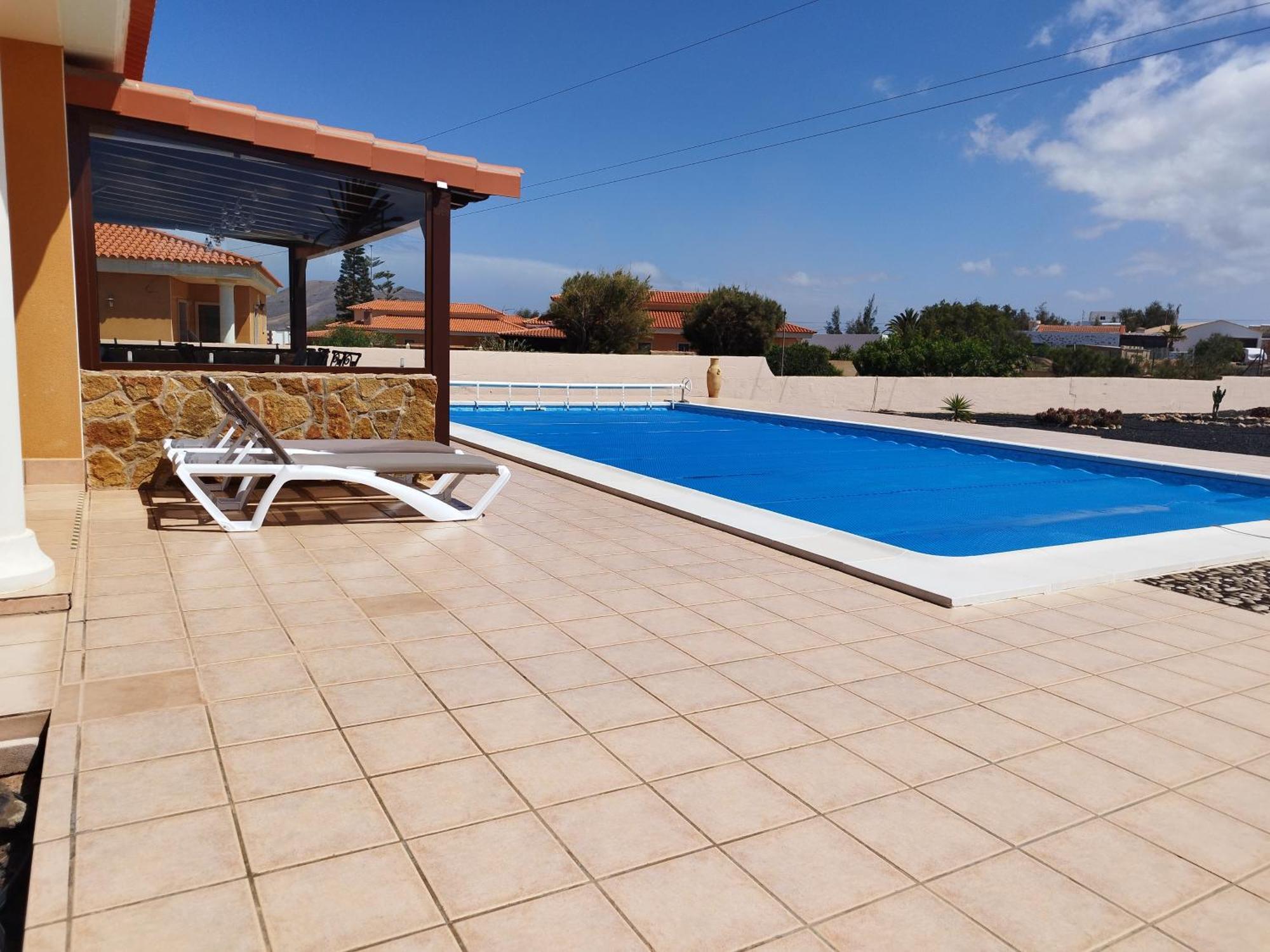 Villa Casa Del Sol: Spacious 3-Bedroom with Private Solar-Heated Pool Triquivijate Exterior photo